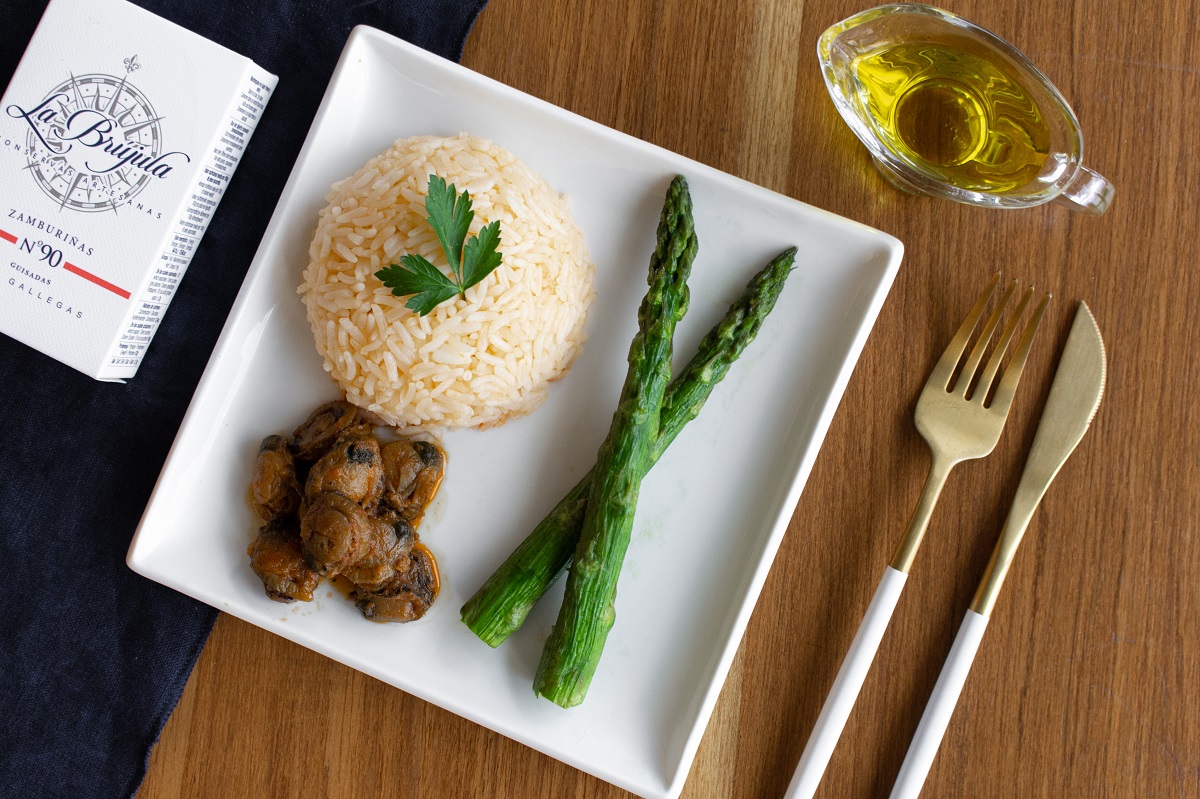 receita-fui-ao-mar-Arroz-Branco-com-Molho-das-Vieiras-Servido-com-Aspargos-na-Manteiga-e-Vieiras