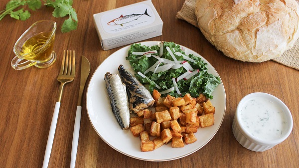 receita-fui-ao-mar-Batatas-Saute-Rusticas-com-Paprica-Salada-de-Kale-com-Rabanete-e-Cavalinha-Picante