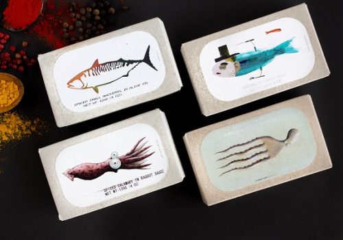 foto com quatro latinhas de peixes em conserva da marca Jose Gourmet